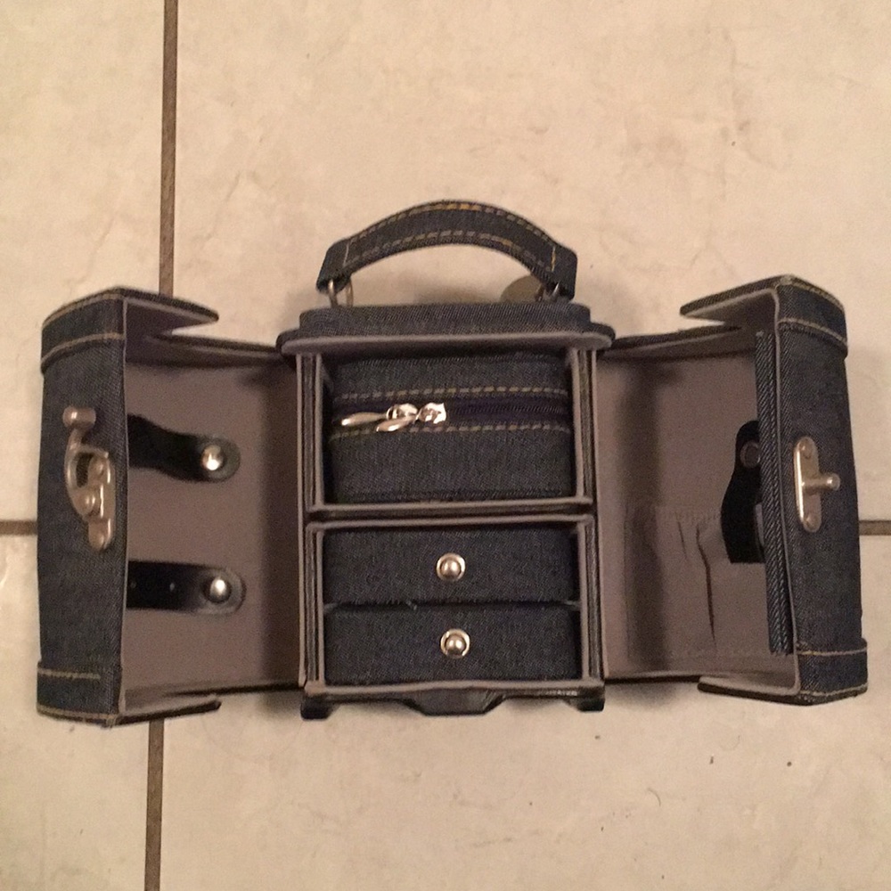 Vintage jewelry box, for vanity or traveling